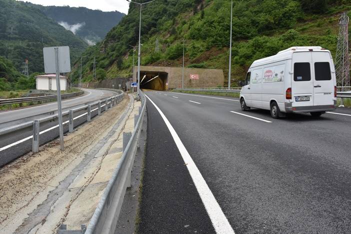 Heyelan nedeniyle kapanan Trabzon Gümüşhane yolunda son durum 2